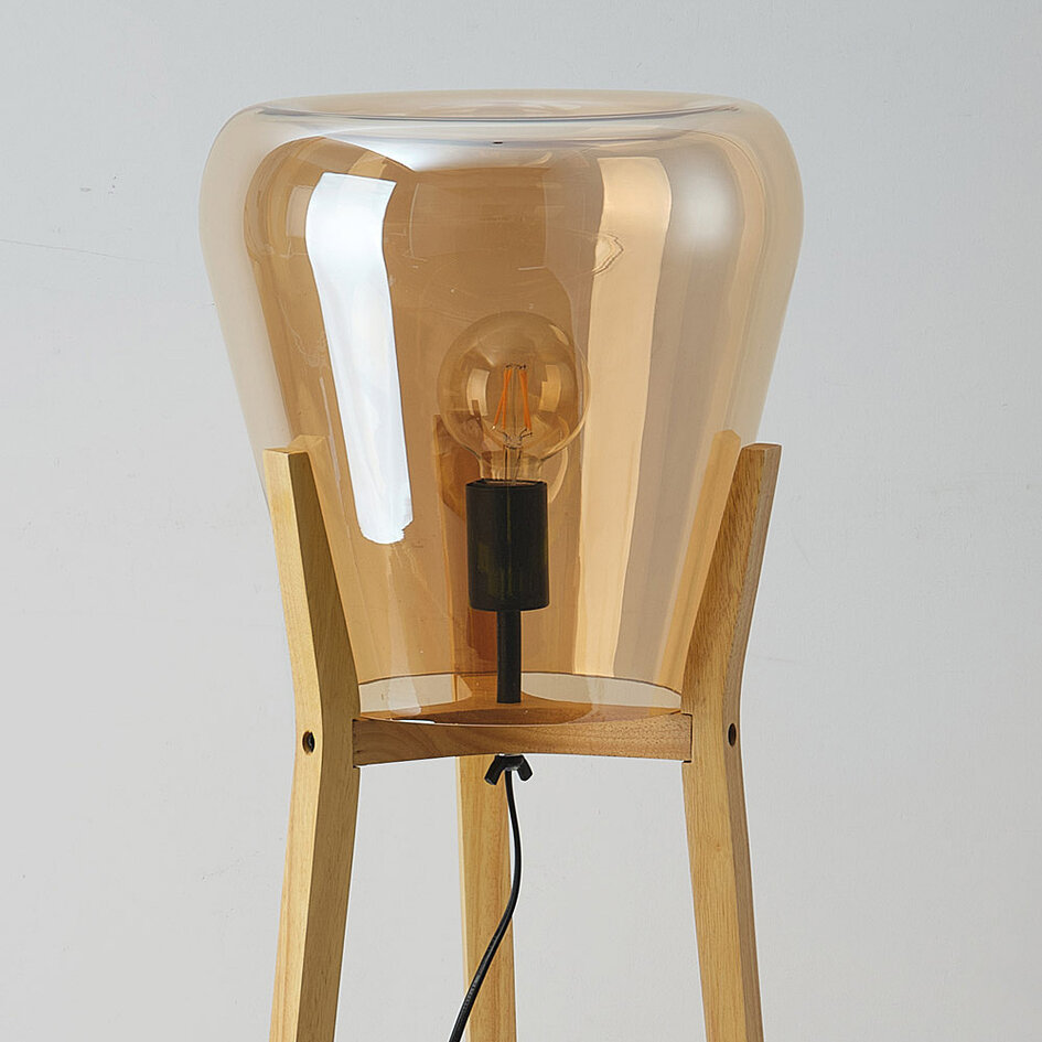 Golvlampa Ditta i trä med amberfärgat glas