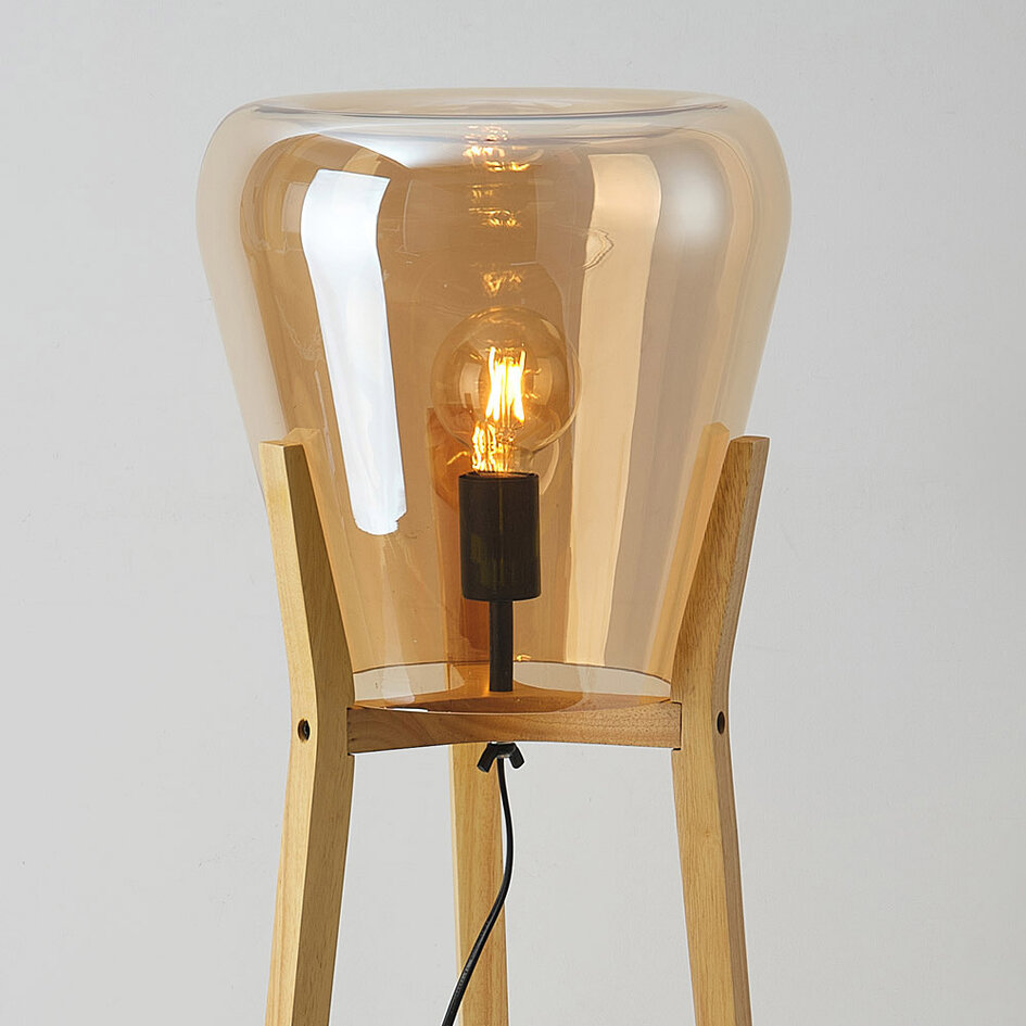 Golvlampa Ditta i trä med amberfärgat glas