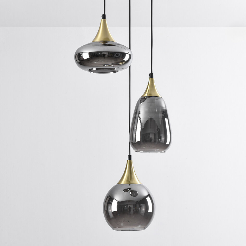 Pendellampa Loua med tre lampor - guld och rökfärgat glas