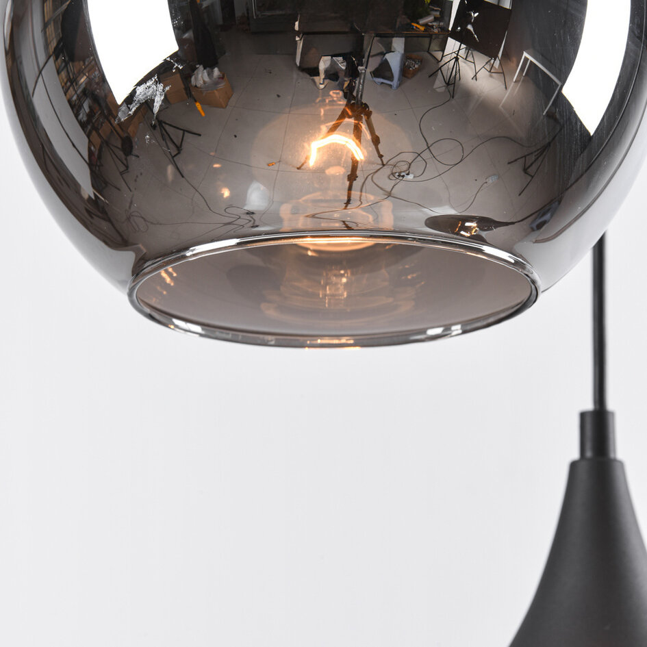 Pendellampa Loïs med fyra lampor - svart, amberfärgat och rökfärgat glas