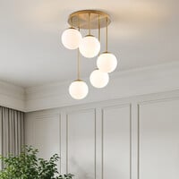 Taklampa Carat med fem lampor - guld och mjölkvitt glas