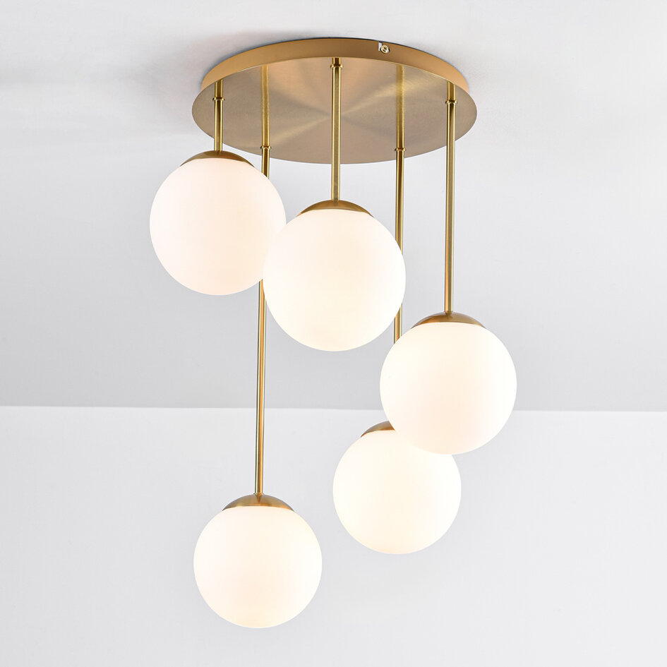Taklampa Carat med fem lampor - guld och mjölkvitt glas
