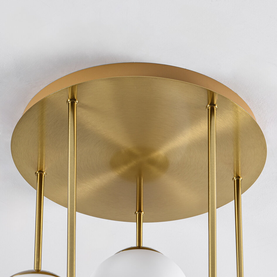 Taklampa Carat med fem lampor - guld och mjölkvitt glas