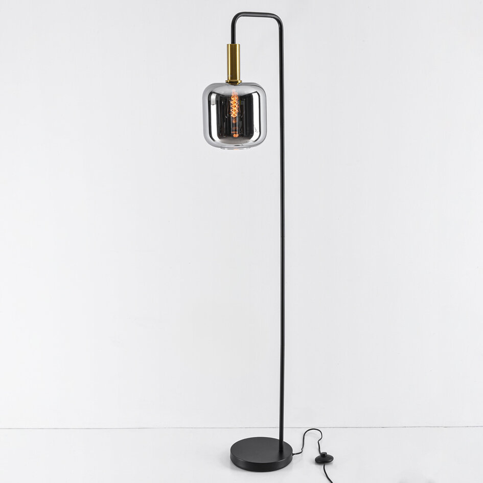 Golvlampa Piedi i svart med rökgrått glas och guld