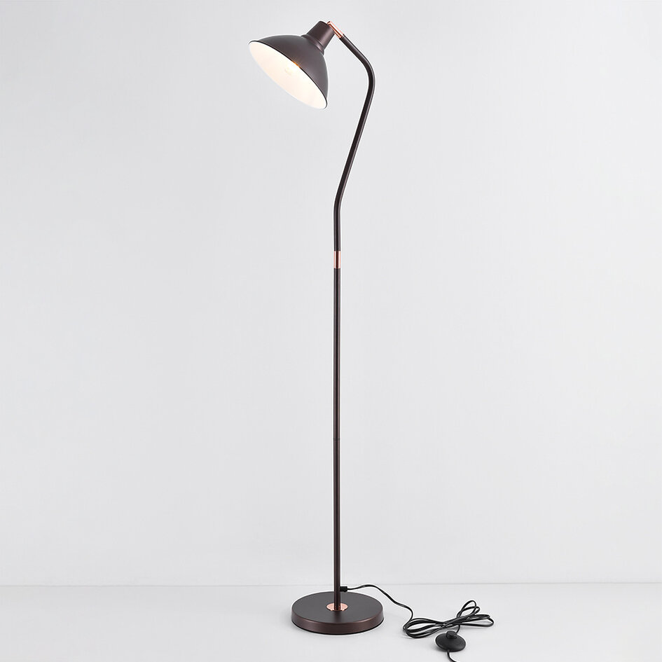 Golvlampa Freddie i kaffebrun med vinkelbar skärm