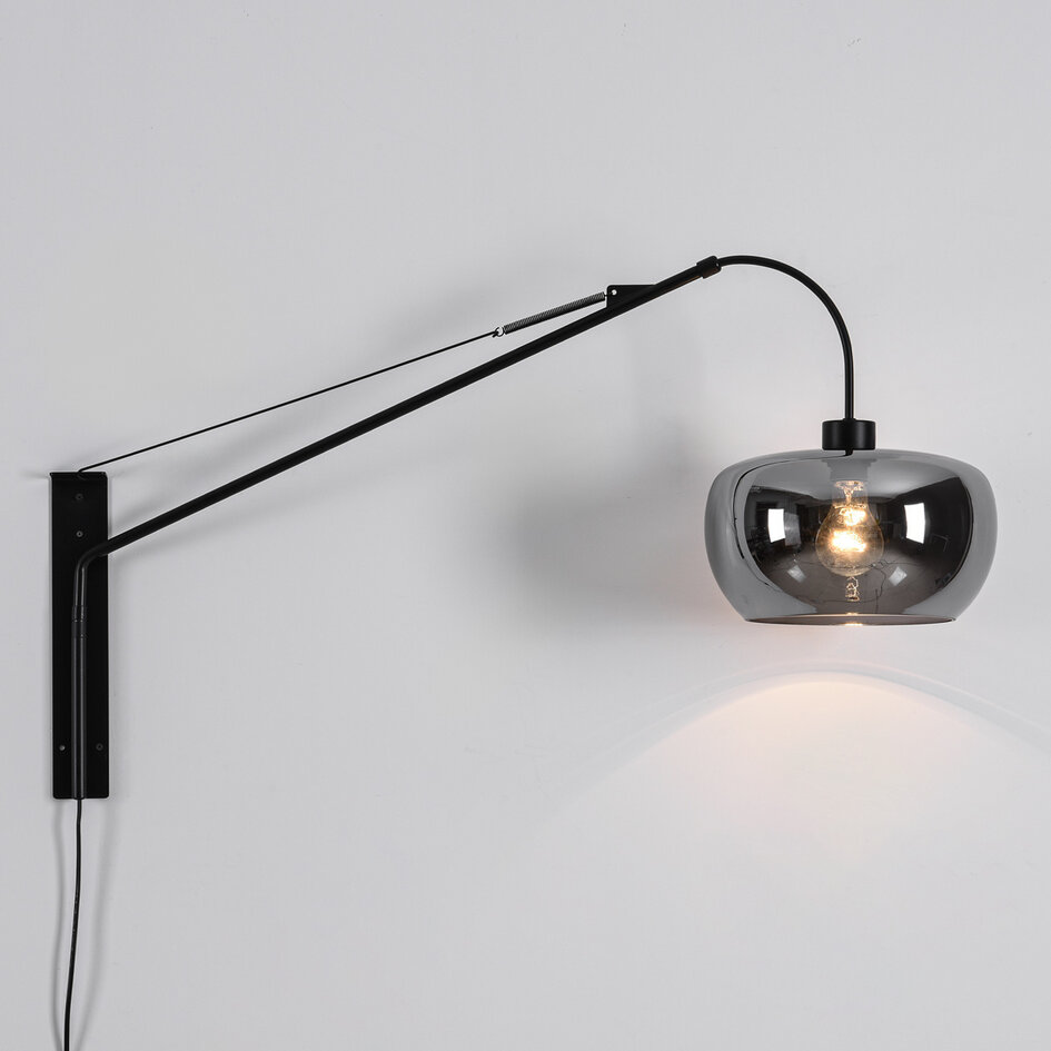 Vägglampa Dasha - svart och rökfärgat glas med vridbar och utdragbar arm