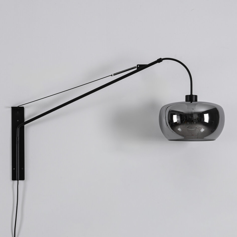 Vägglampa Dasha - svart och rökfärgat glas med vridbar och utdragbar arm