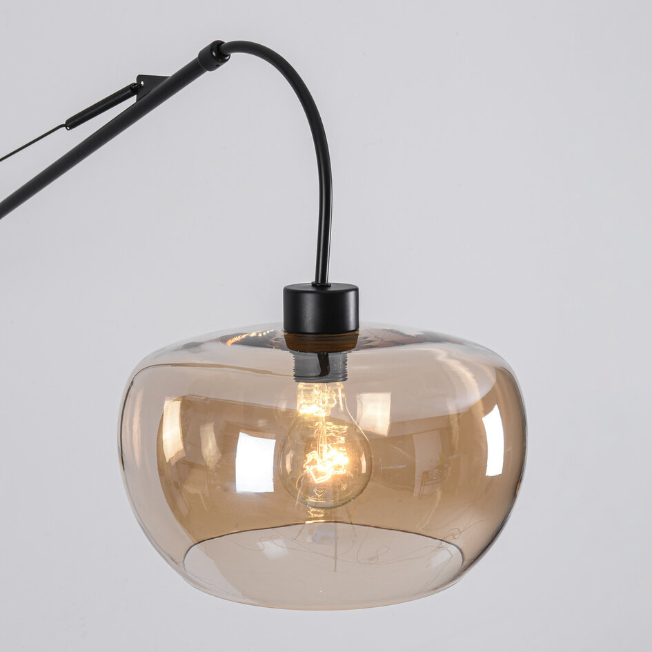 Vägglampa Dasha - svart med vridbar, utdragbar arm och amberfärgat glas