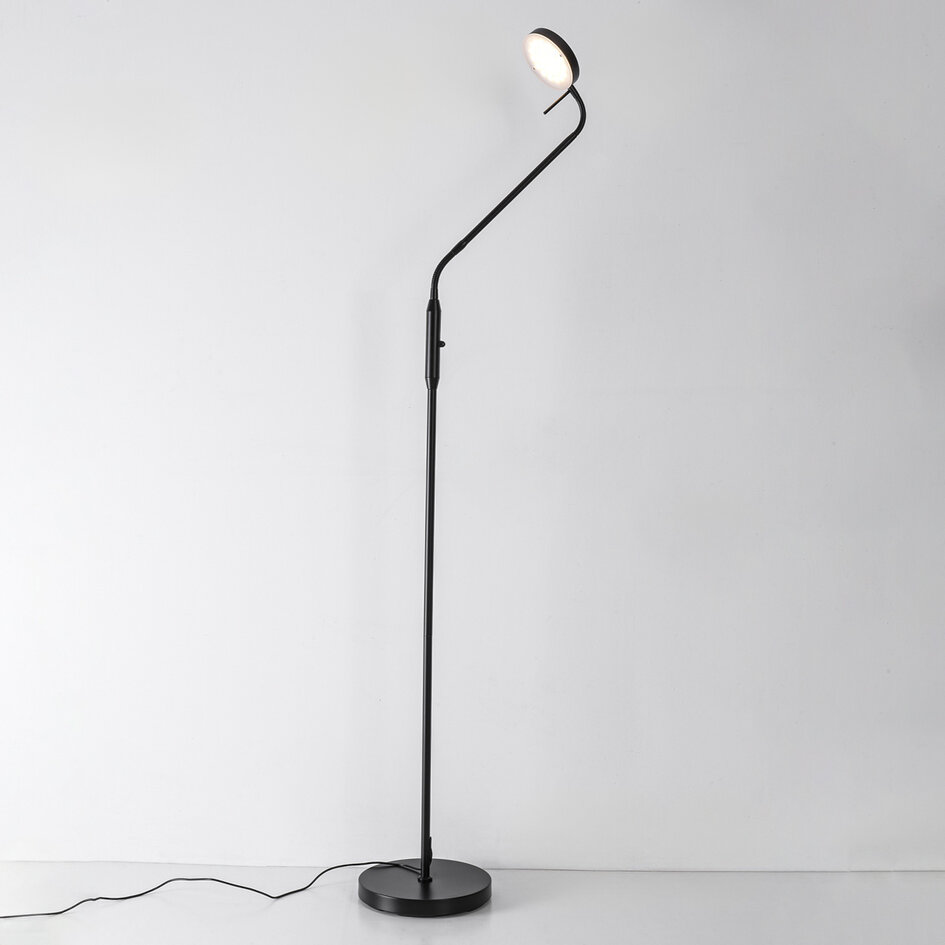 Golvlampa Lumina i svart med integrerade lysdioder