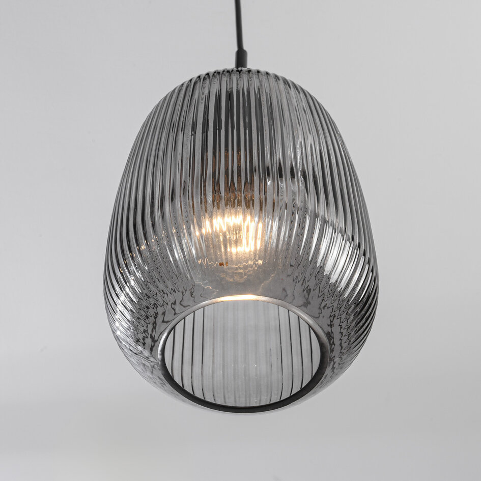 Pendellampa Melora med tre lampor - räfflat rökglas