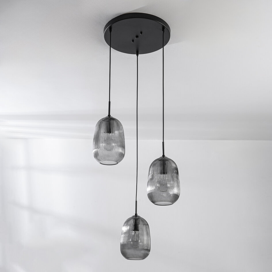 Pendellampa Isara med tre lampor - räfflat rökglas