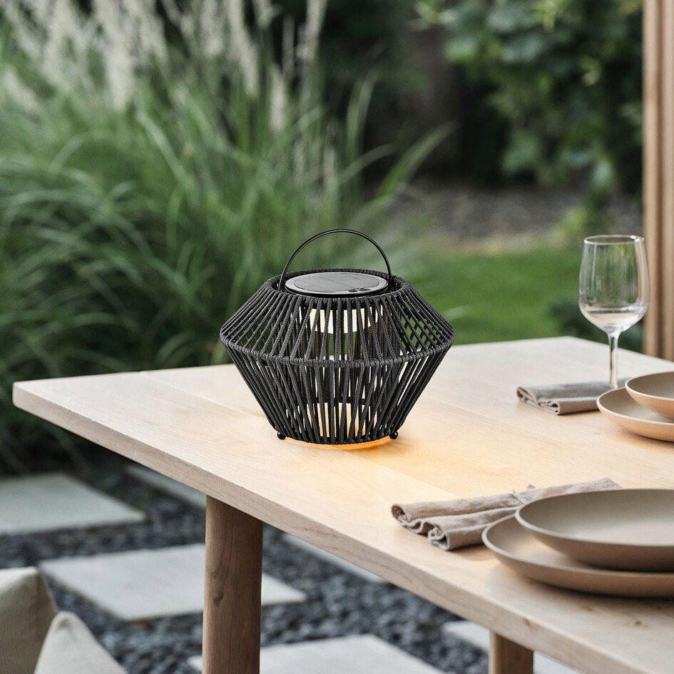 Solcellsdriven bordslampa Wovra med flätat rep - svart med integrerad LED