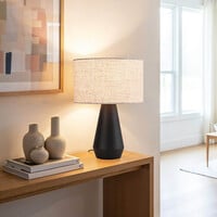 Bordslampa Teburu med linneskärm