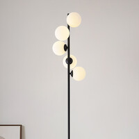 Golvlampa Tyson med fem lampor i svart ram med mjölkvitt glas
