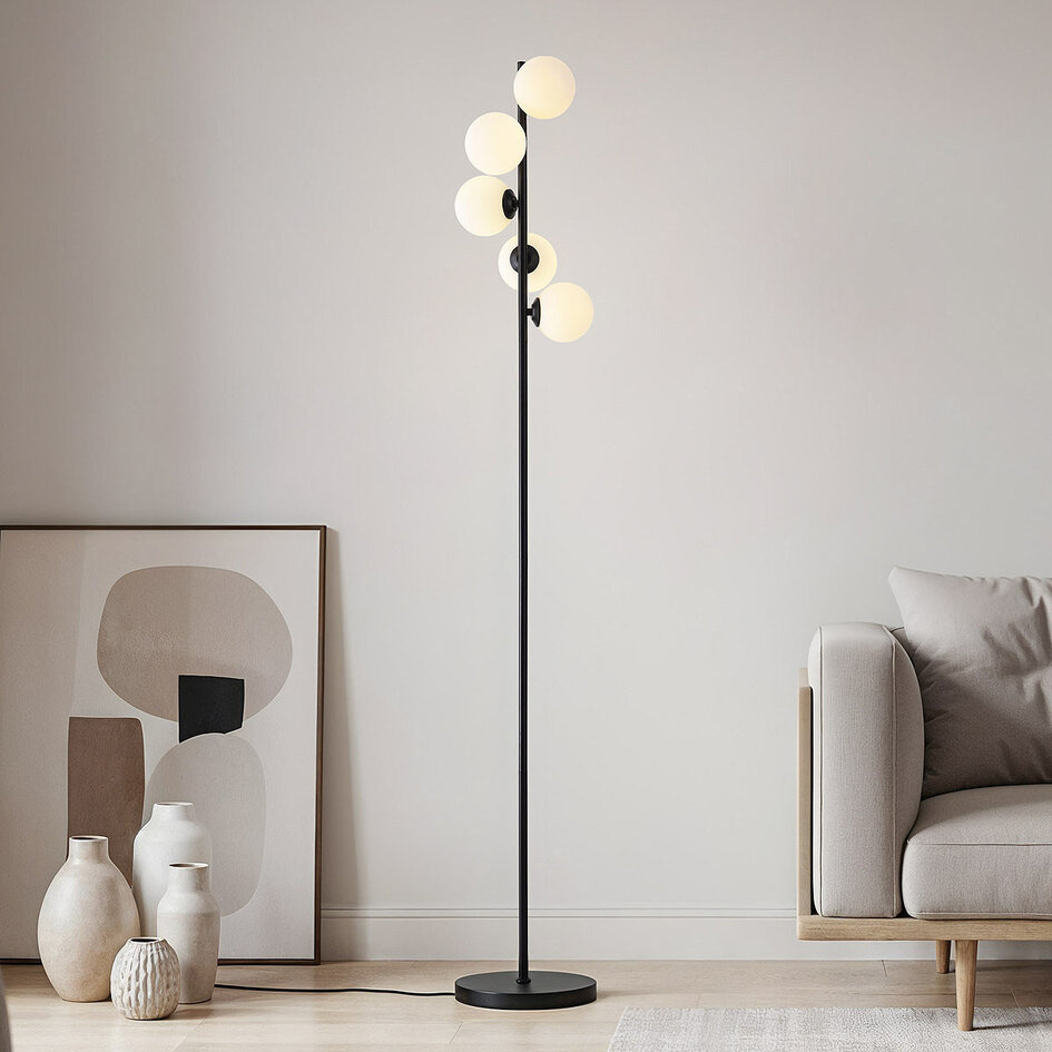Golvlampa Tyson med fem lampor i svart ram med mjölkvitt glas