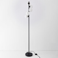 Golvlampa Tyson med fem lampor i svart ram med mjölkvitt glas