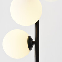 Golvlampa Tyson med fem lampor i svart ram med mjölkvitt glas