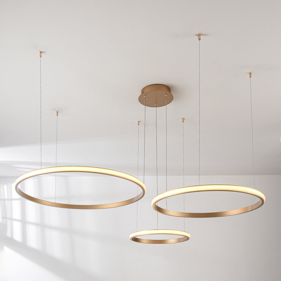 Designad pendellampa Seluna med tre 3-stegs dimbara ringar