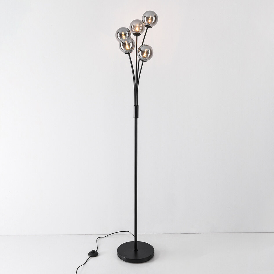 Golvlampa Claire i svart med rökfärgat glas, 5-ljus
