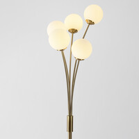 Modern golvlampa Claire med fem lampor i guld med mjölkvitt glas