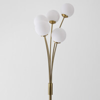 Modern golvlampa Claire med fem lampor i guld med mjölkvitt glas