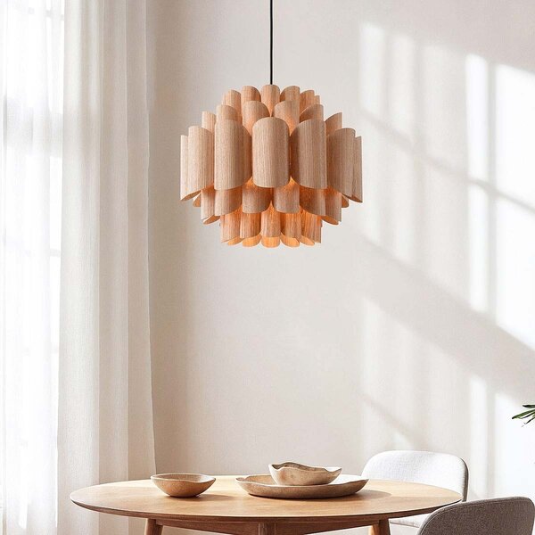 Modern taklampa Xylo med en naturlig trälook