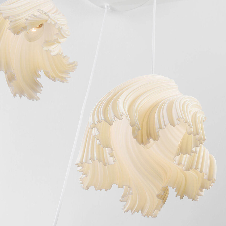 Pendellampa Inswa med tre lampor, 3D-printad - vågig design