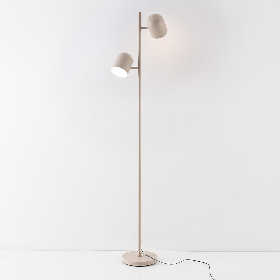 Golvlampa Iki i beige med 2 vridbara spotlights och integrerad LED