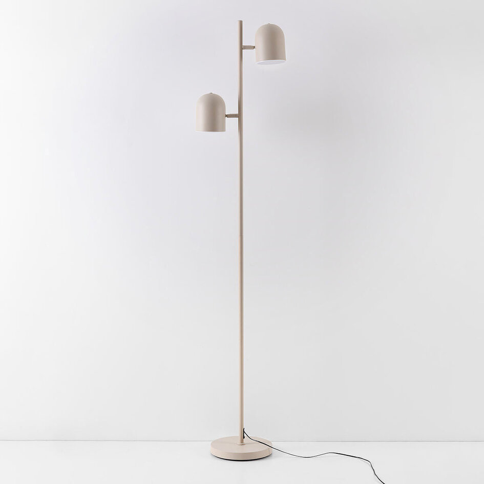 Golvlampa Iki i beige med 2 vridbara spotlights och integrerad LED