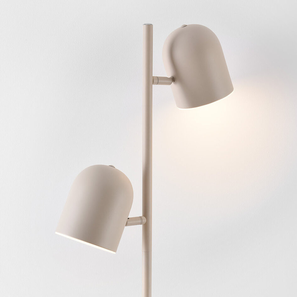 Golvlampa Iki i beige med 2 vridbara spotlights och integrerad LED