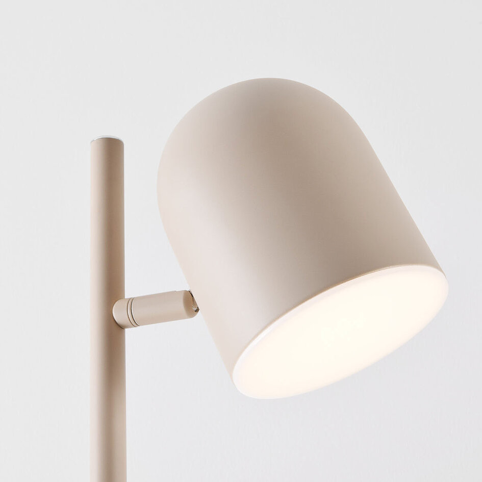 Golvlampa Iki i beige med 2 vridbara spotlights och integrerad LED