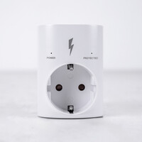 Adapter med skydd mot överspänning