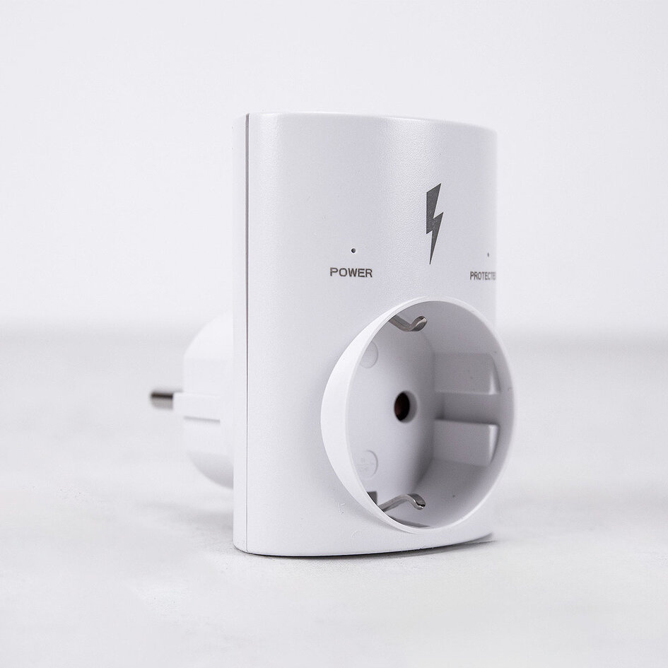 Adapter med skydd mot överspänning