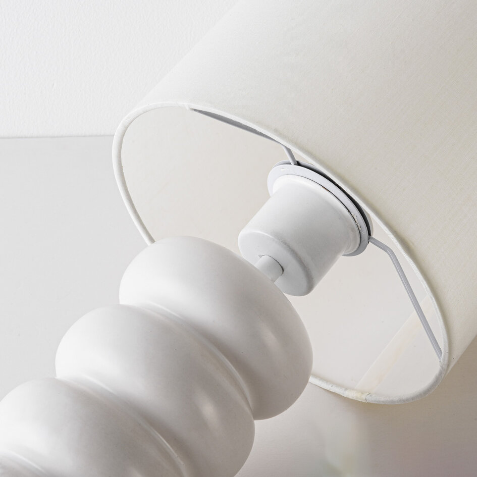 Bordslampa Sofara i keramik med tygskärm - vit