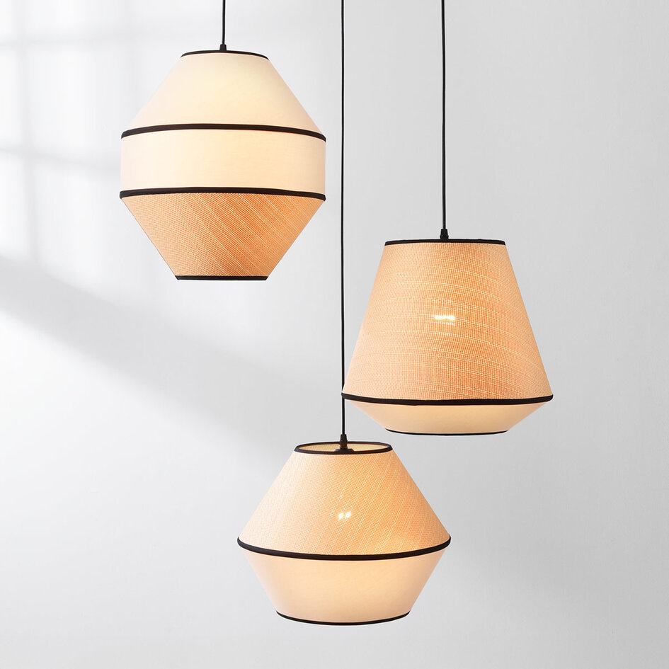 Japandi-pendellampa Rep med tre lampor och naturliga skärmar i textil och flätat tyg