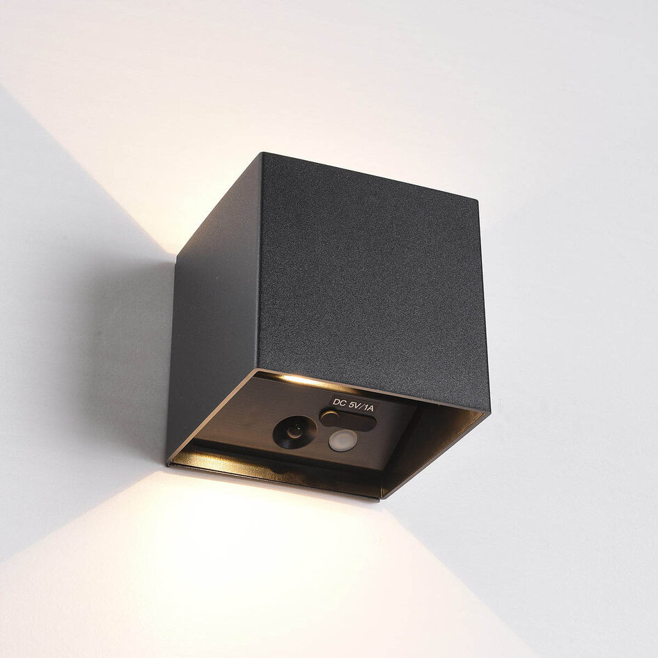 Uppladdningsbar utomhusvägglampa Arden med rörelsesensor - svart med integrerad LED