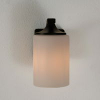 Modern badrumsvägglampa Elmi i svart med mjölkvit kåpa