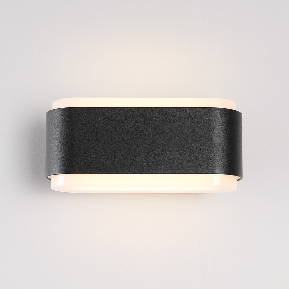 Designad upp-ner badrumsvägglampa Cale i svart