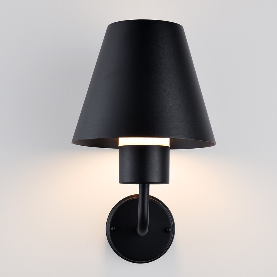 Rostfri badrumsvägglampa Michelle i svart med lampskärm