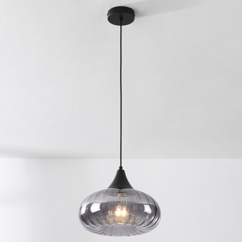 Pendellampa Ori - svart och randigt rökglas