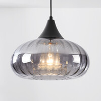 Pendellampa Ori - svart och randigt rökglas