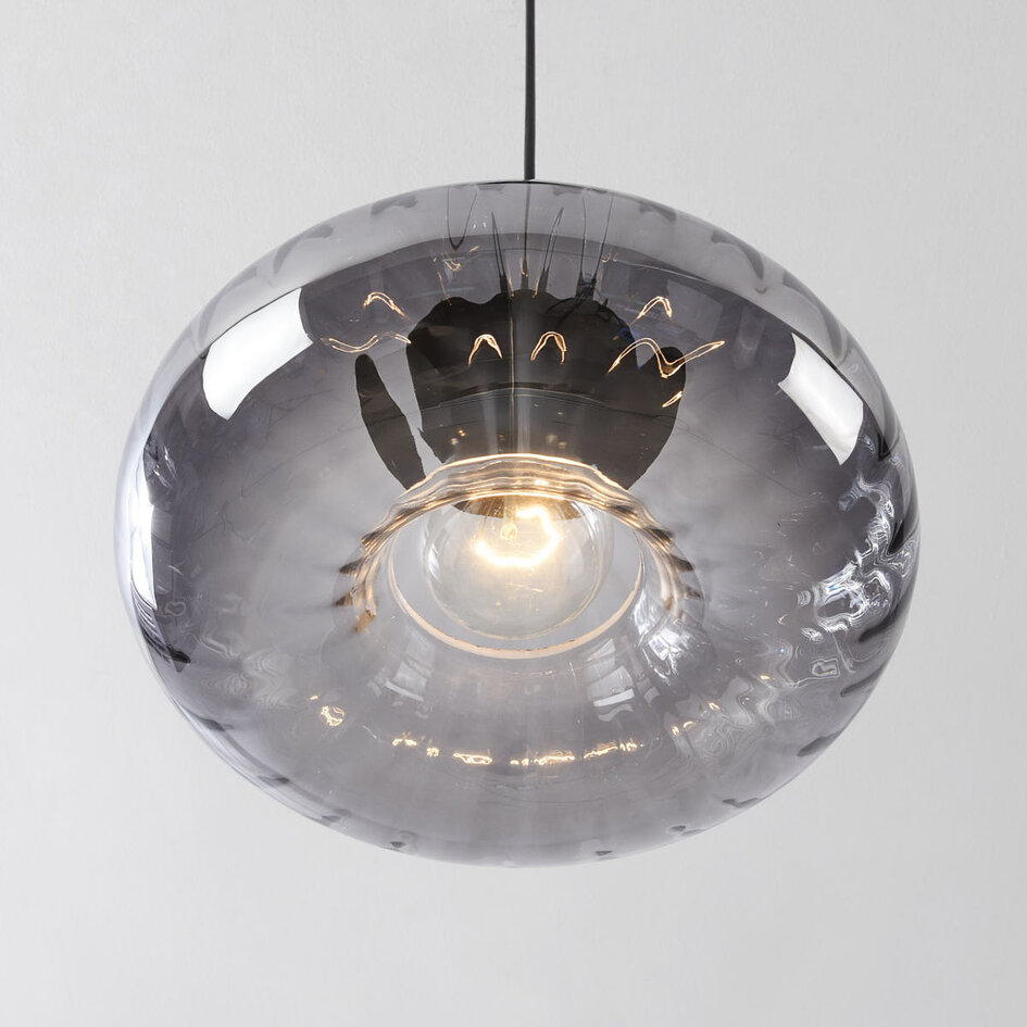 Pendellampa Ori - svart och randigt rökglas