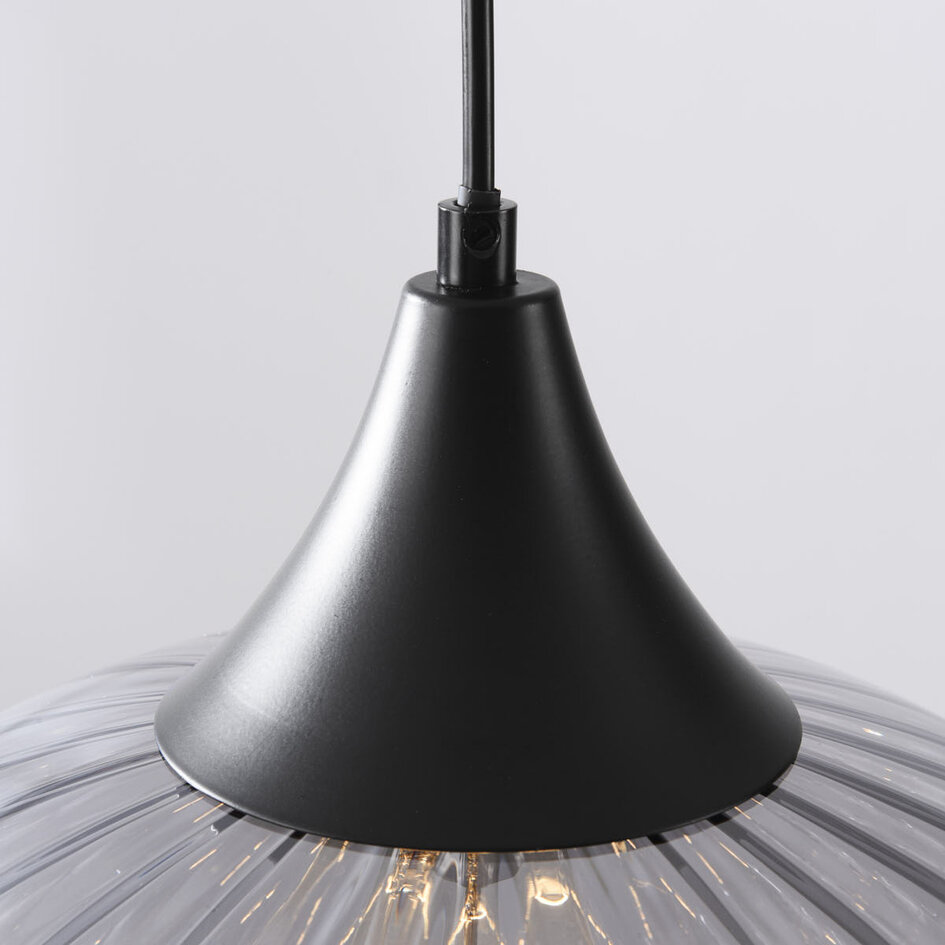 Pendellampa Ori - svart och randigt rökglas