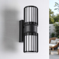 Svart vägglampa Tazio med två lampor, glaskupa och vertikala spjälor