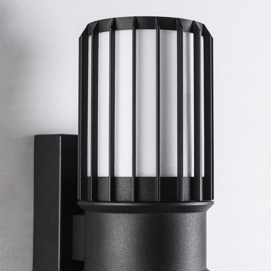 Svart vägglampa Tazio med två lampor, glaskupa och vertikala spjälor