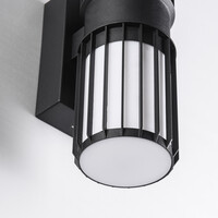 Svart vägglampa Tazio med två lampor, glaskupa och vertikala spjälor