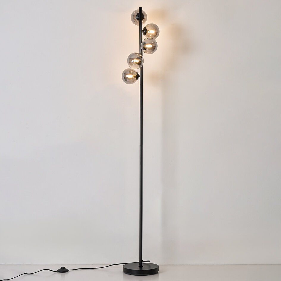 Golvlampa Tyson med fem lampor i svart med rökgrått glas