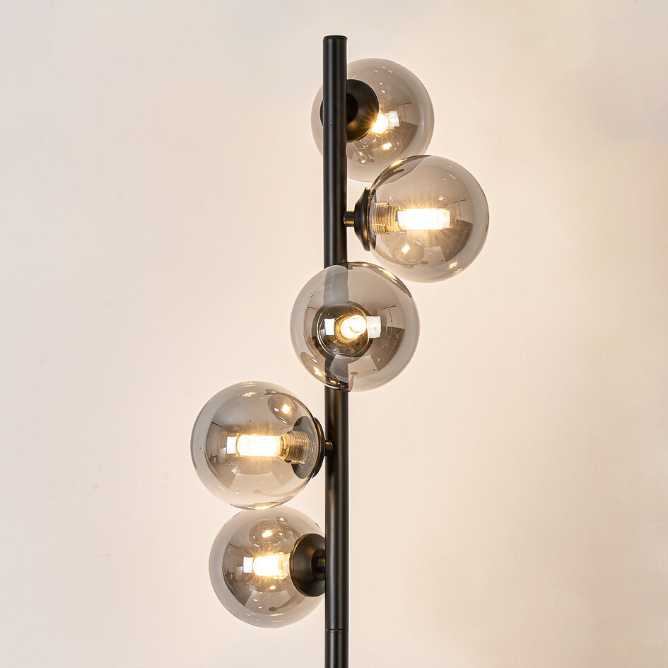 Golvlampa Tyson med fem lampor i svart med rökgrått glas