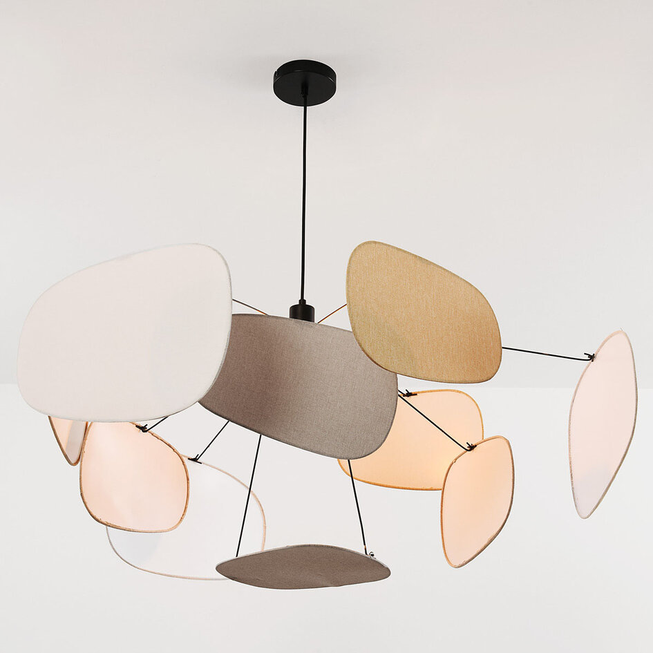 Design taklampa Zandor med luftiga linneskärmar i mjuka nyanser