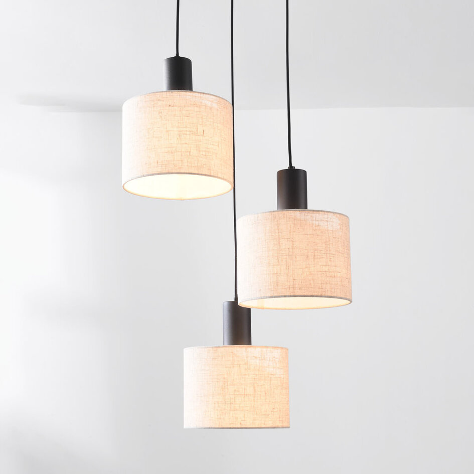 Pendellampa Linne med tre lampor och runda tygskärmar i beige linne